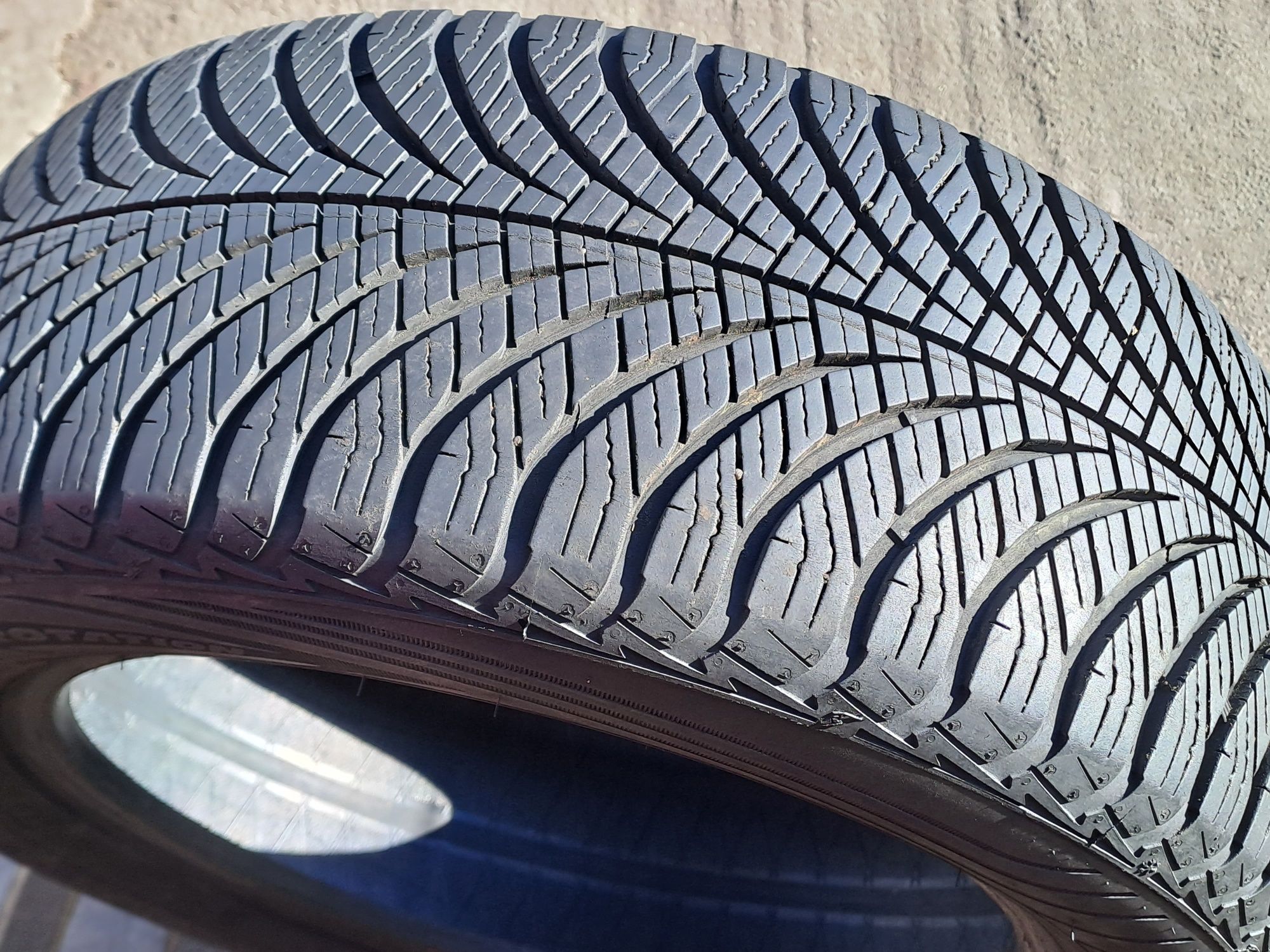 1бр. 225/55/17 Goodyear Vector 4 Seasons