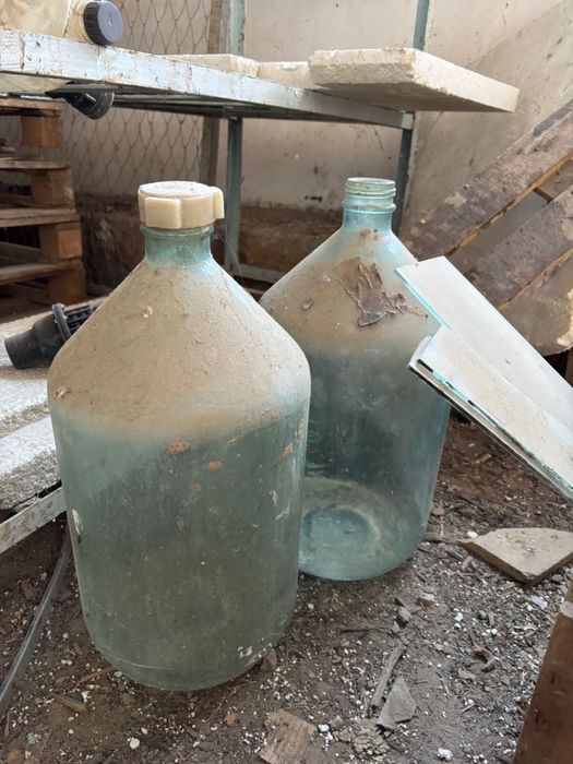 Старые стеклянные бутылки 10/20 литров, всё за 5000 тг