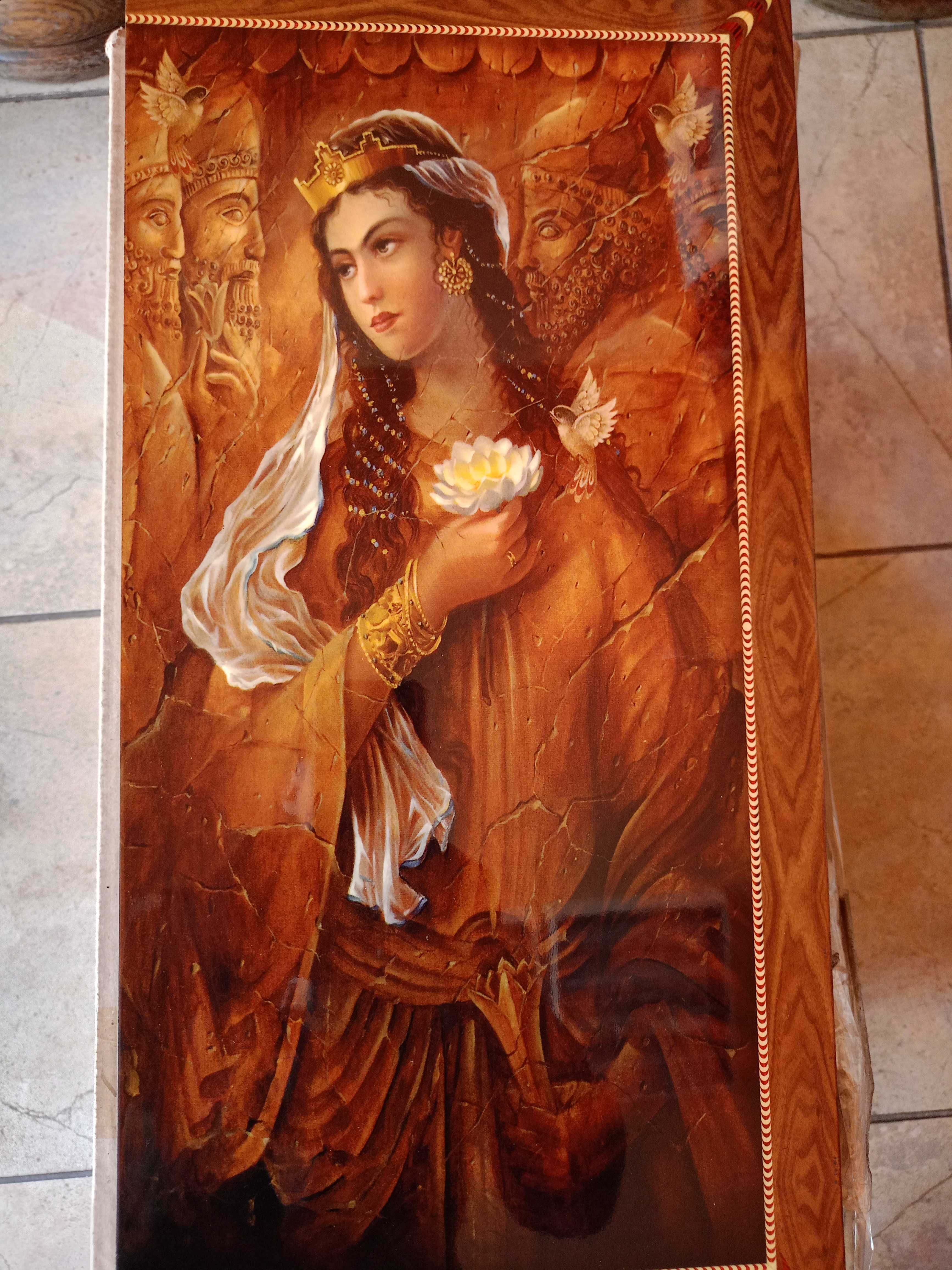 Дървена табла за игра,арт изпълнение с рисунки по нея.