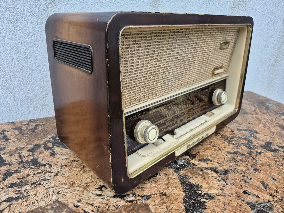 Radio cu lampi Graetz Polka 613 made in Germany fabricat in 1958

Radi