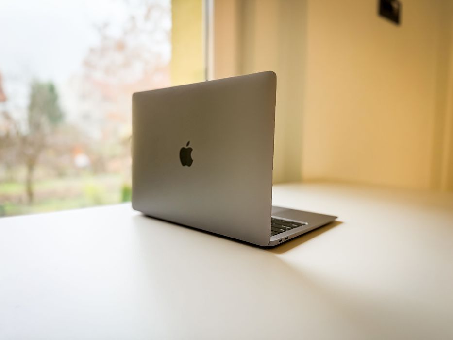  MacBook Air Retina 13", 2018 1.6 GHz i5, 8GB RAM, 256GB SSD - A1932