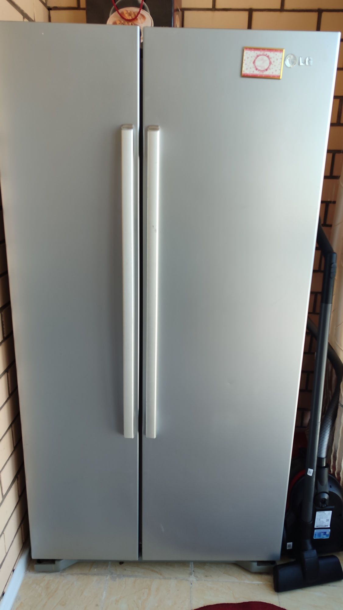 Холодильник LG серого цвета