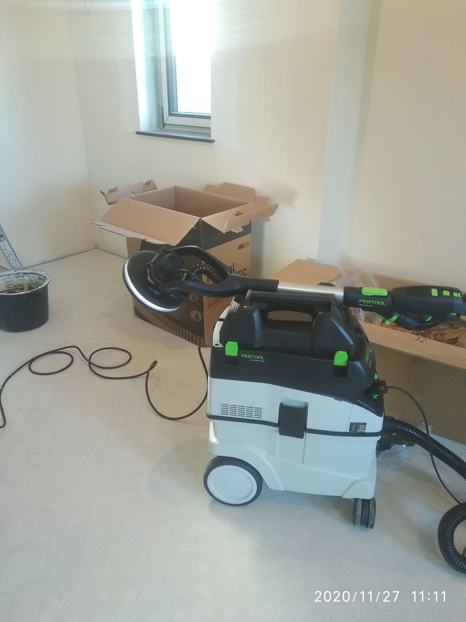 Шлайфане шкурене на стени и тавани с жираф. Festool.