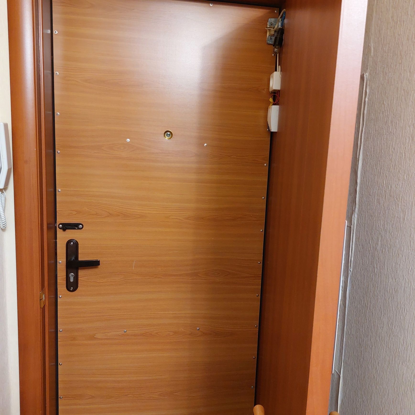 Продам входную металлическую дверь.