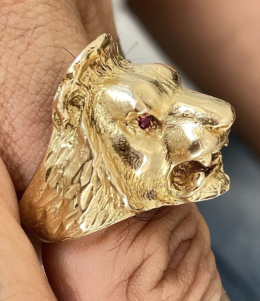 Inel aur 18k cap de leu.