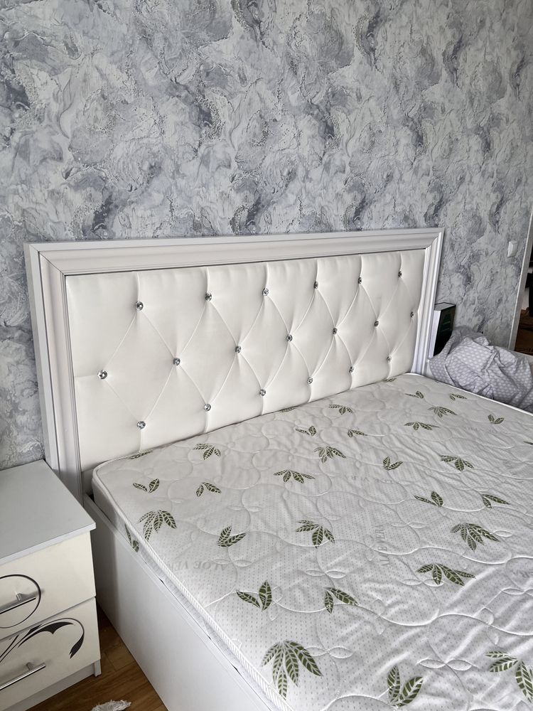 Продается кровать с матрасом хорошего качества