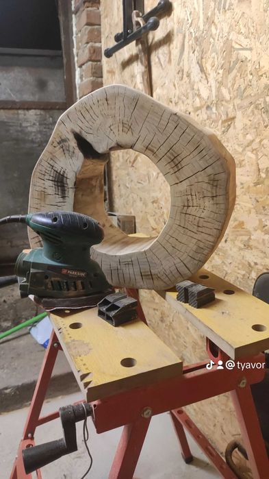 Настолна лампа от масивно дърво