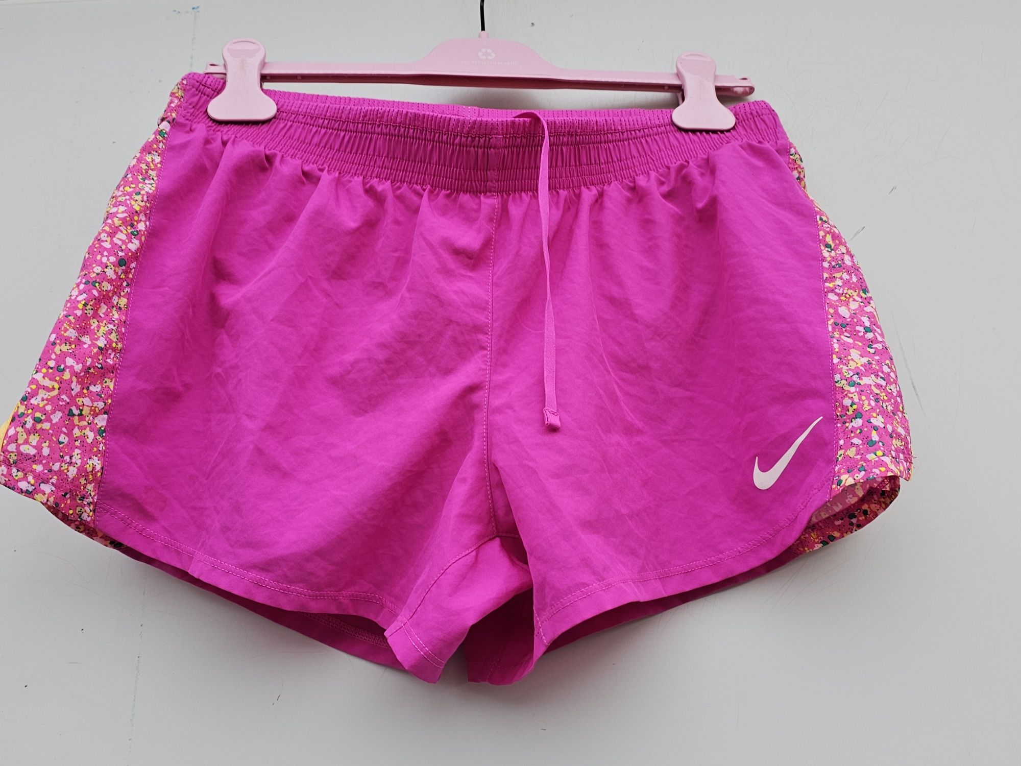 Nike оригинални дамски къси панталонки Л размер