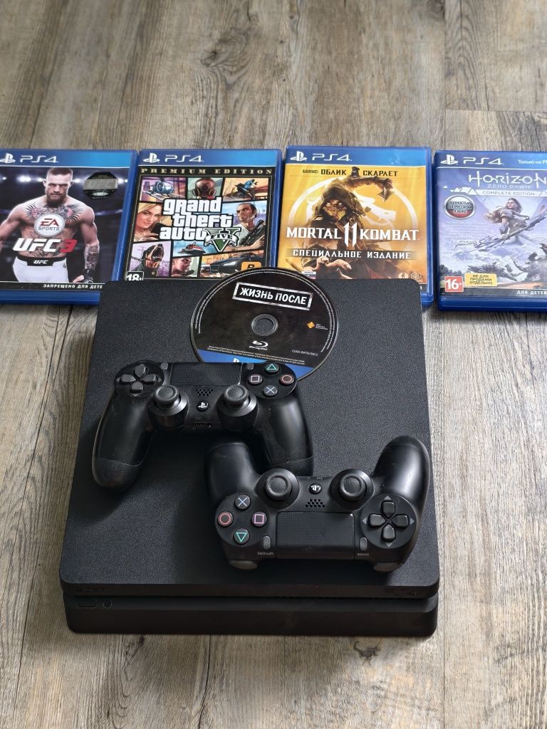 PS4, два джостика + 5 дисков