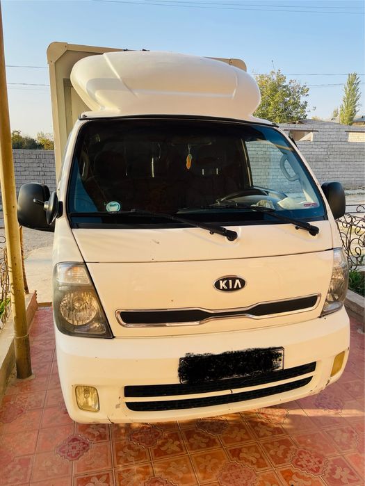 Kia Bongo srochna sotiladi.