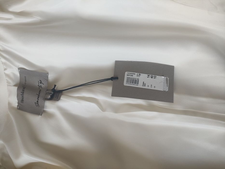 Марков дамски бял костюм.