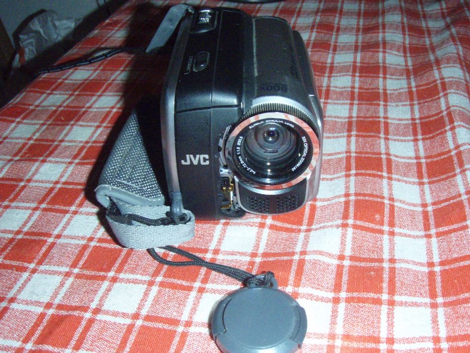 Camera video cu caseta miniDV JVC GR-D815E, cu probleme