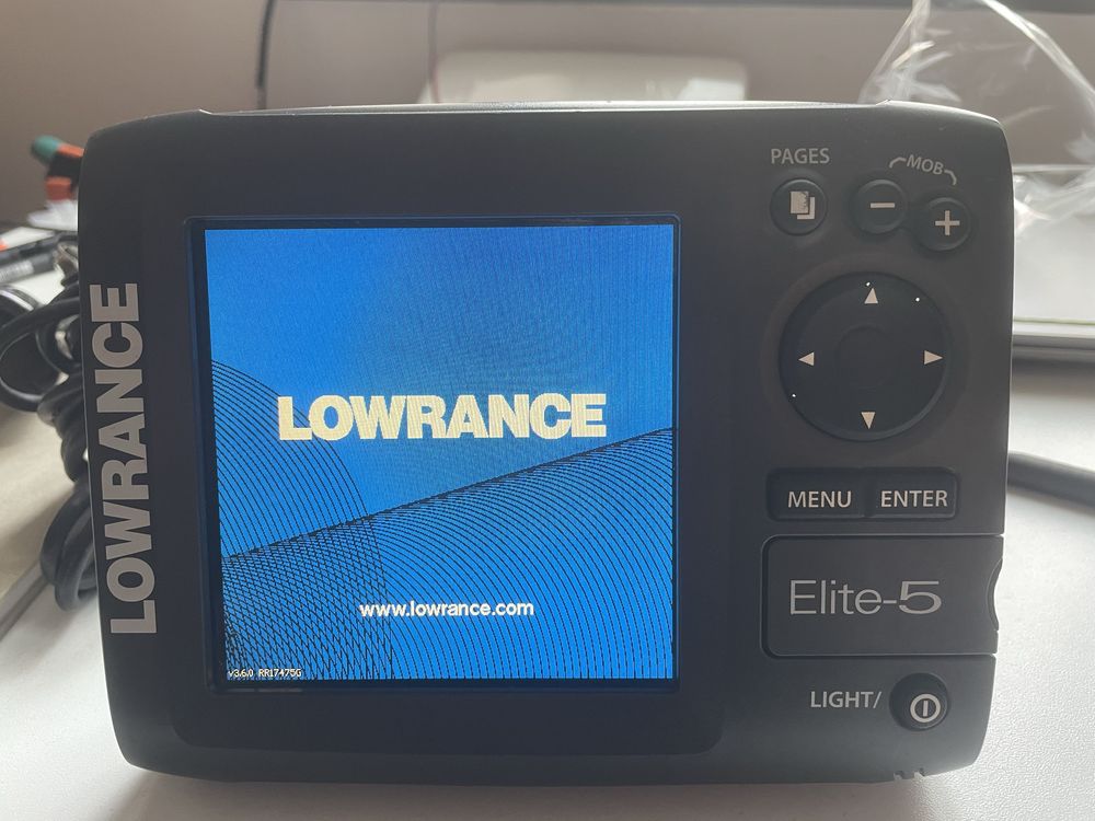 Sonar Lowrance Elite5 cu skimmer