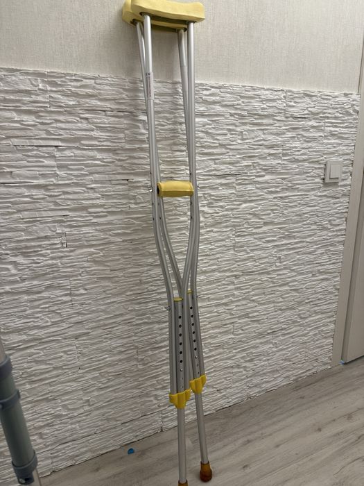 Костыли легкие, регулируемые