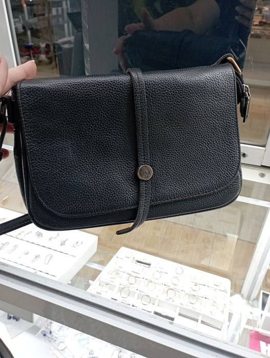 Продам отличную кожаную сумку, и очень крепкую и стильную ,удобную.