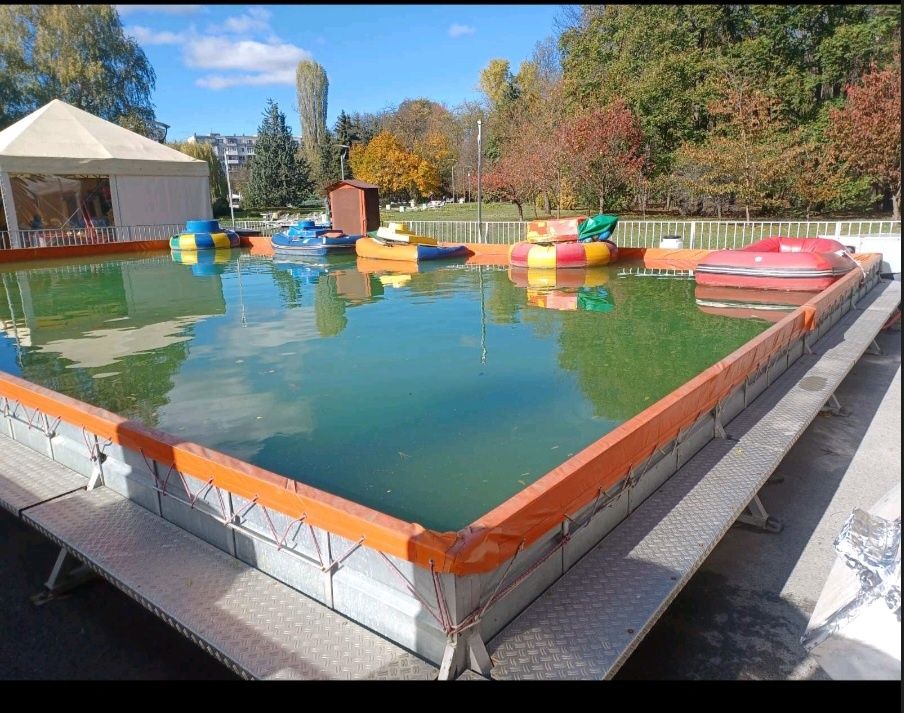 Басейн с водни лодки атракцион