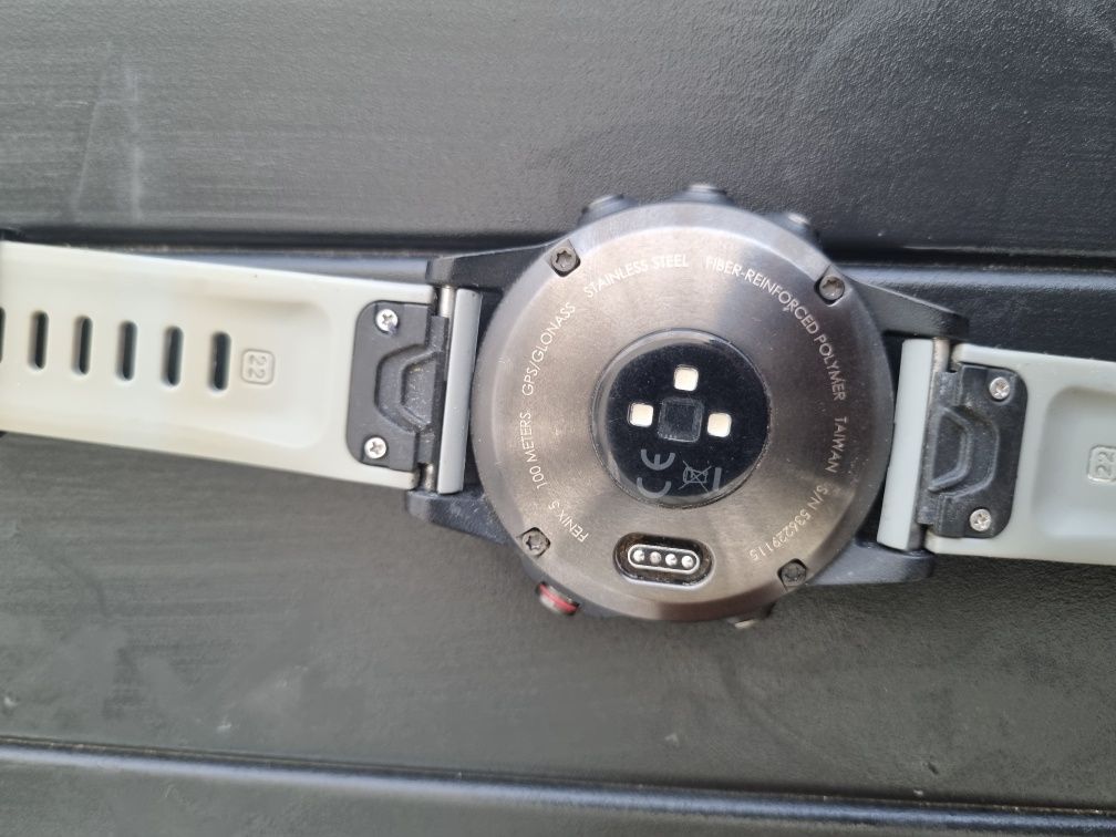 Garmin fenix 5 .