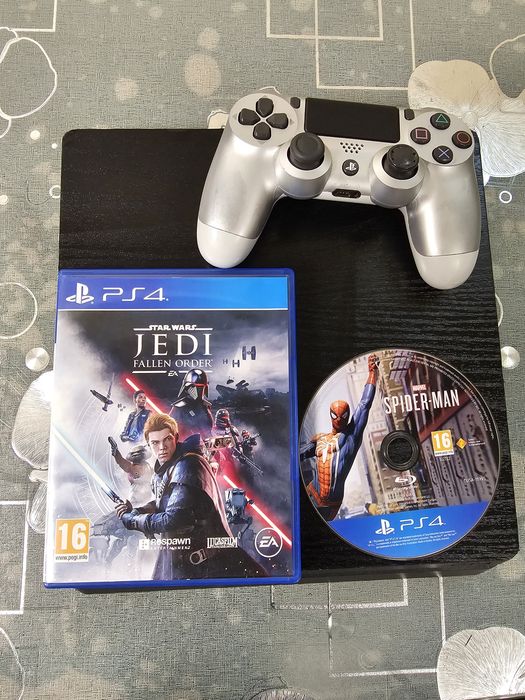 Плейстейшън 4 с две игри