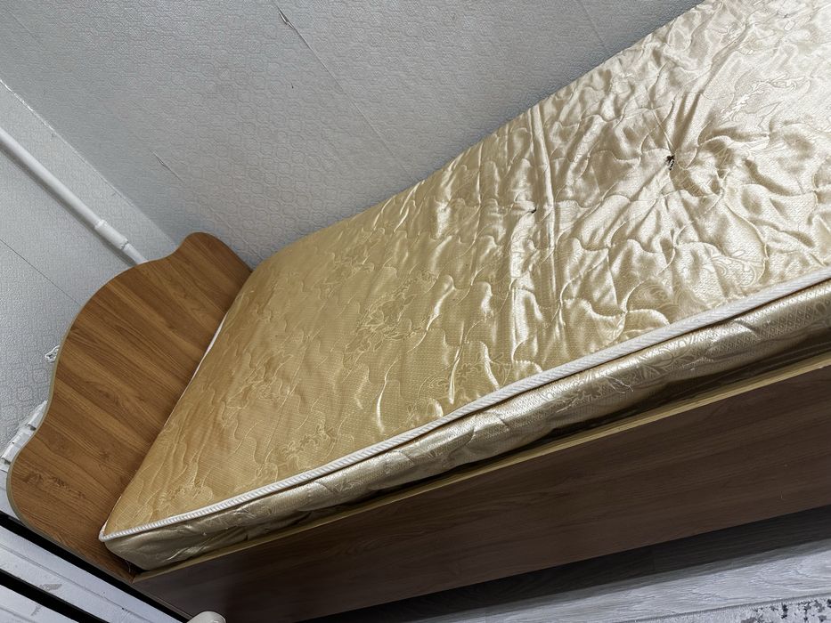 Кровать с матрасом  200/90