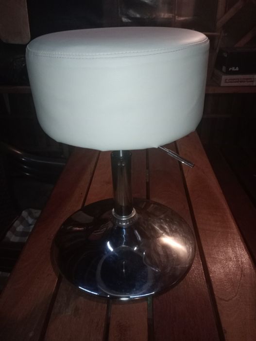 Козметична-фризьорска табуретка с повдигащ механизъм