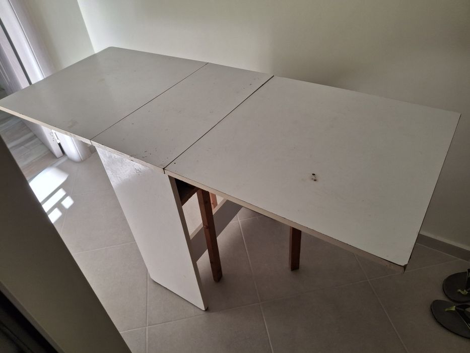 Продавам кухненска маса