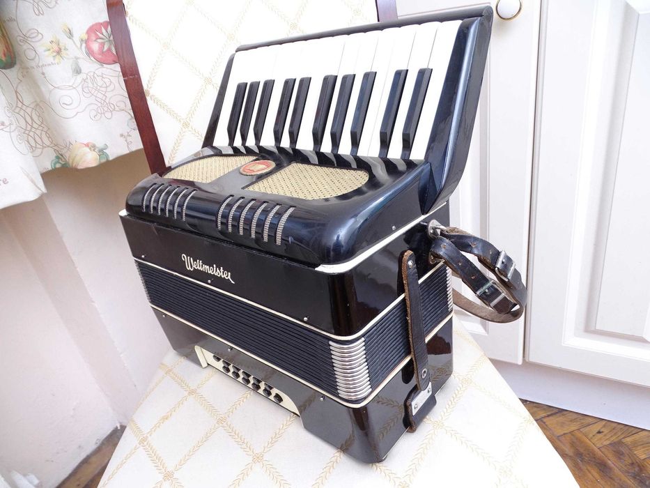 Много запазен стар акордеон Велтмайстер 12 баса
