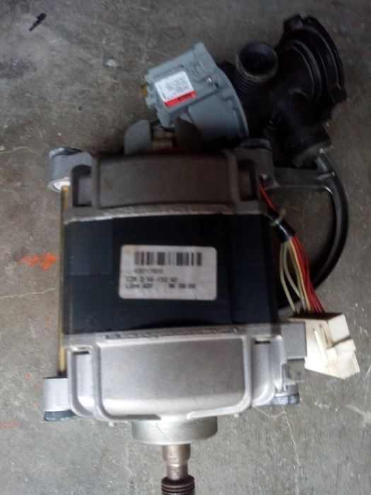 Продавам пералня Candy за резервни части