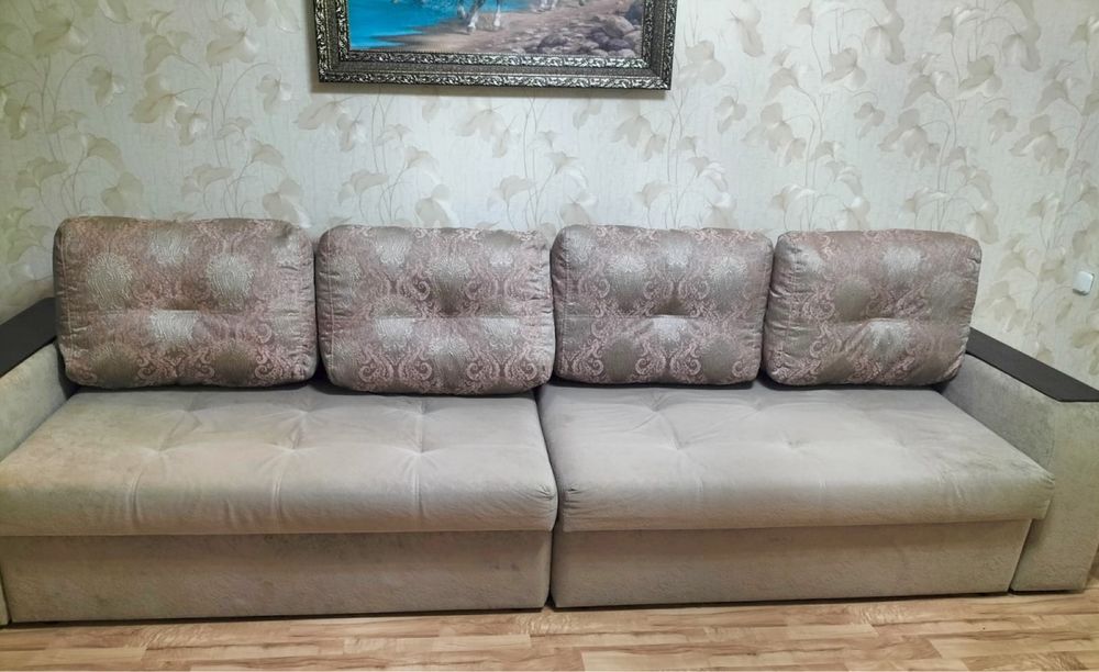 Срочно продам диван раскладной, длина 3.20 м.