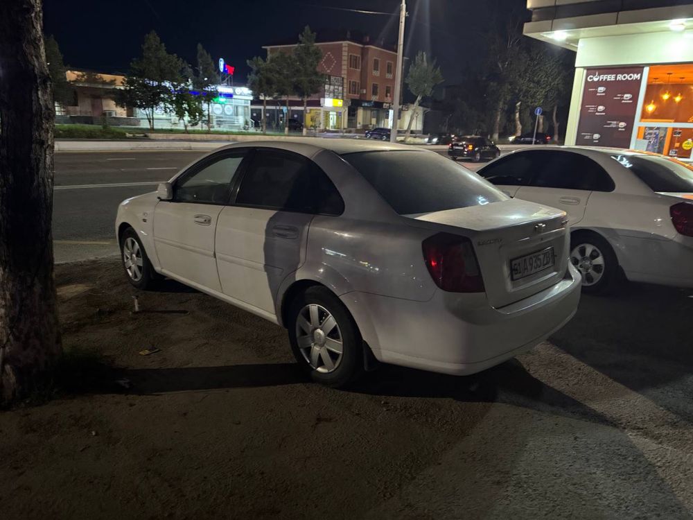 Lacetti 1.8 sotiladi