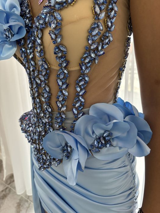 Rochița albastră cu aplicații de flori 3D