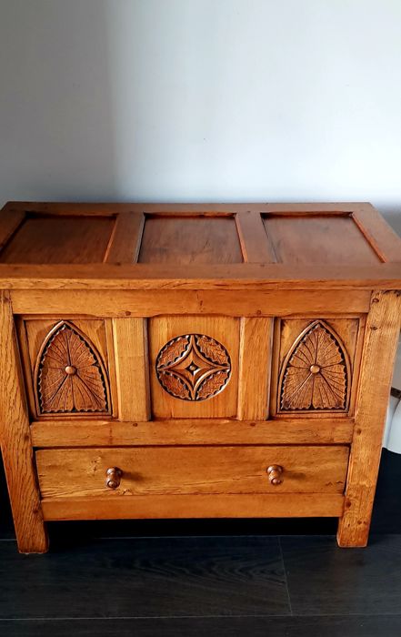 Ladă veche din lemn masiv sculptat