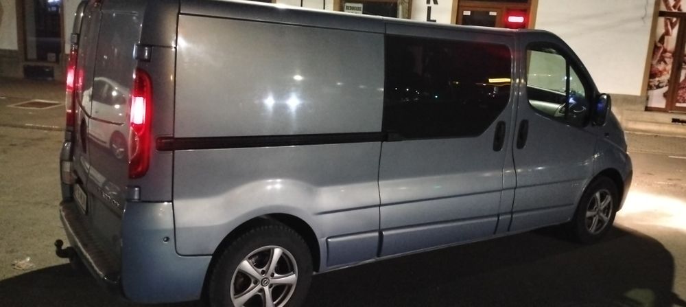 Vând Opel vivaro mixt motor 2 litri pe lanț 6 locuri plus dubă i