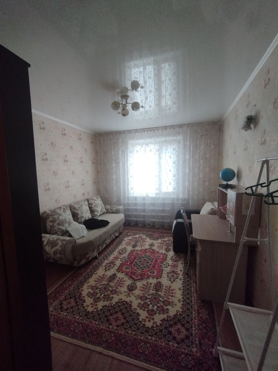 Возьмём на подселение девушку без вредных привычек.