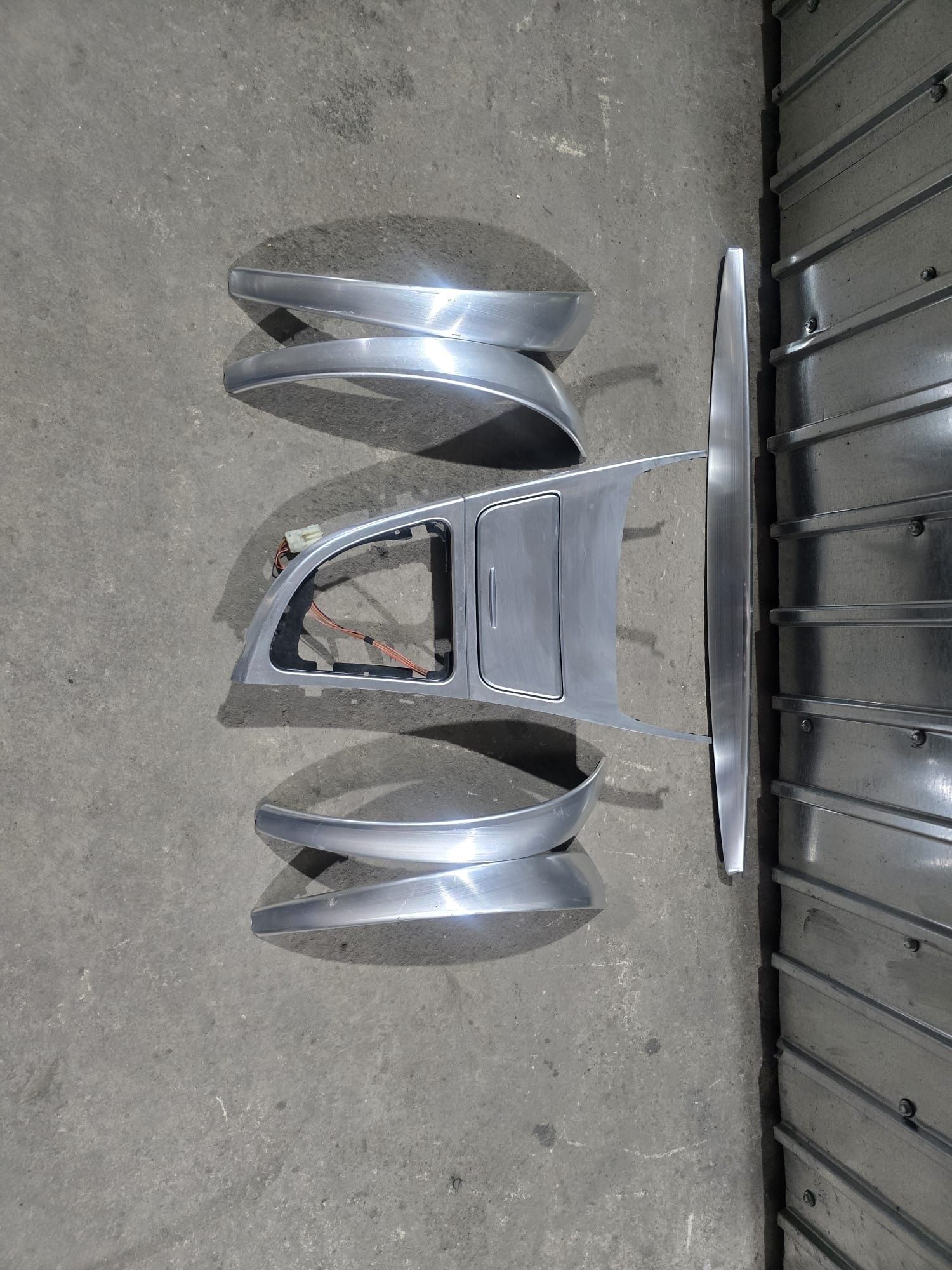 Ornamente bord și uși trimuri BMW seria 1 e87 metalice.