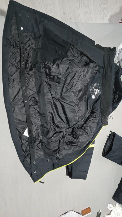 Pantaloni si geaca ski, ca si noi
