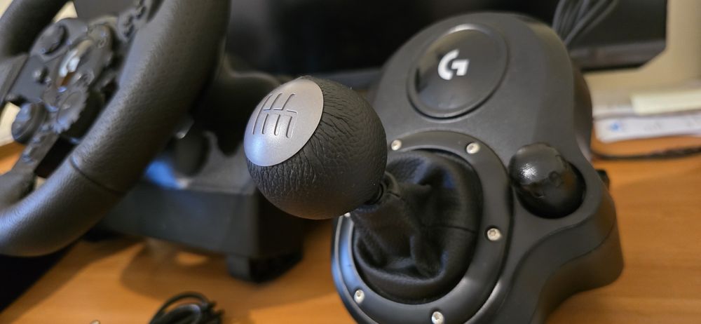 Волан с педали и шифтър Logitech G923 PC and PlayStation