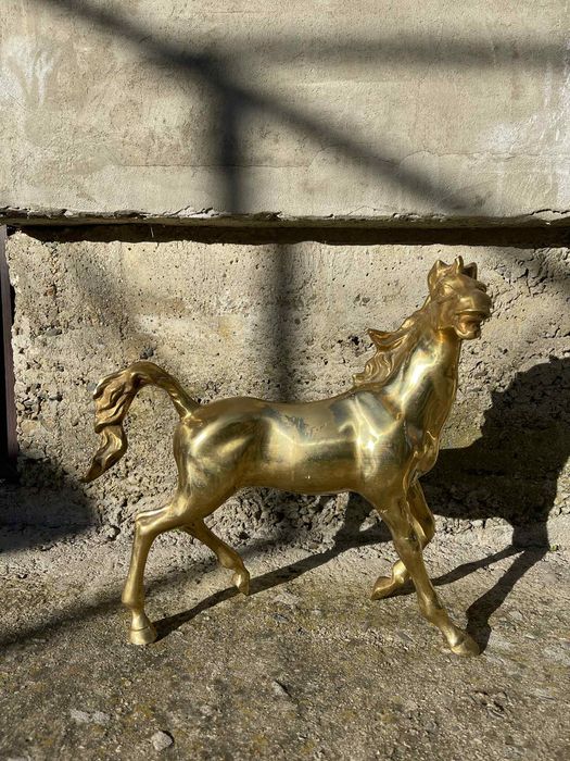 Бронзови елен  и кон