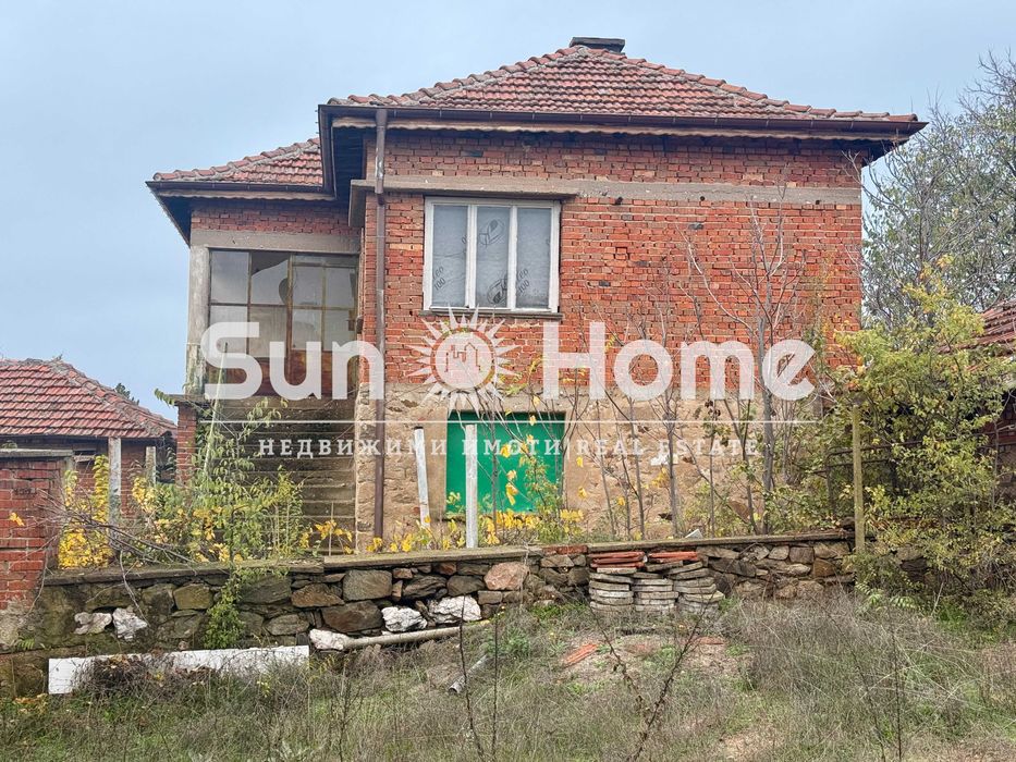 Поддържана тухлена къща  в село Овчарово