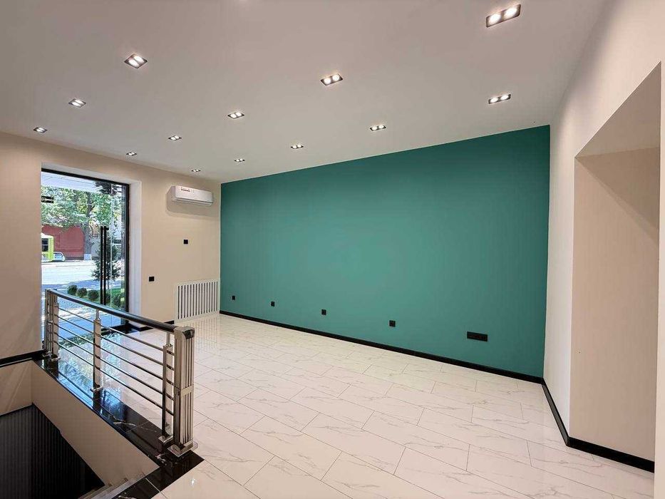 Коммерческое помещение в центре, Новомосковская. Первая линия