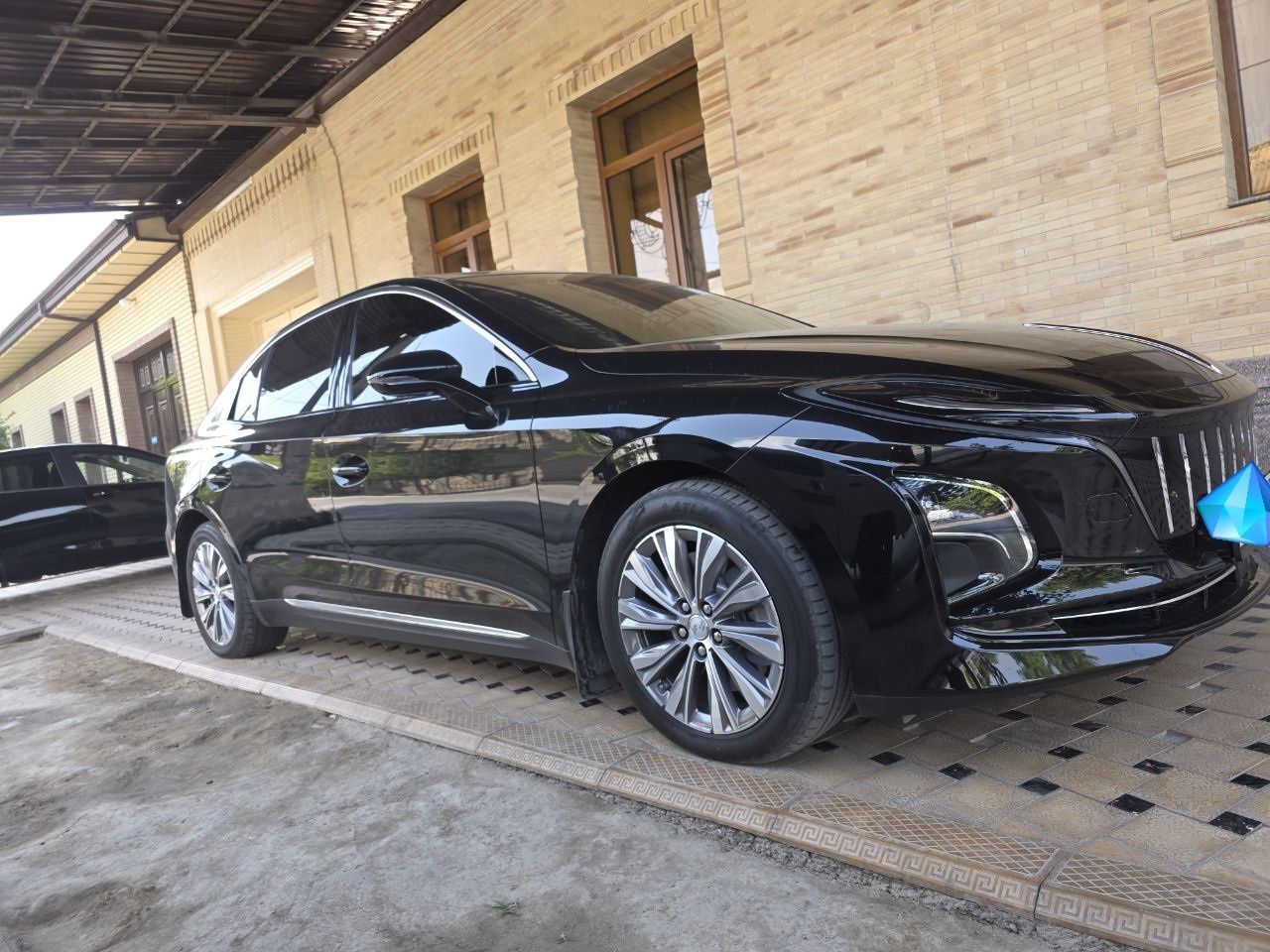 Hongqi E-QM5 500km