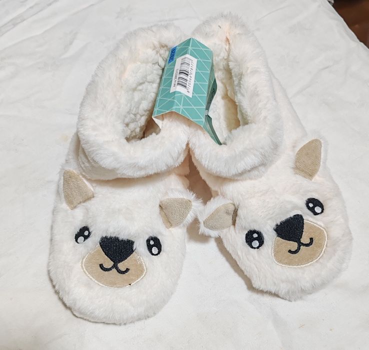 Papuci de casa noi cu eticheta