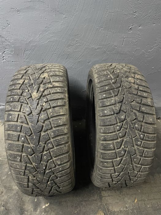 Продам 2 покрышки зимних 215/50/R17