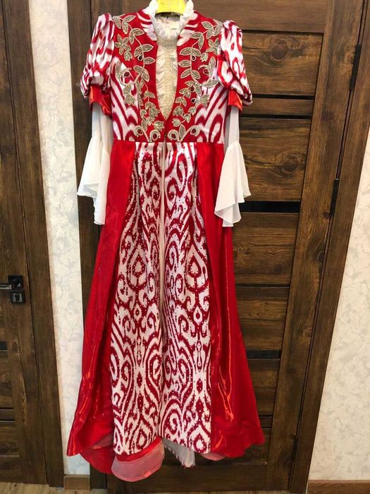 Яркое национальное платье