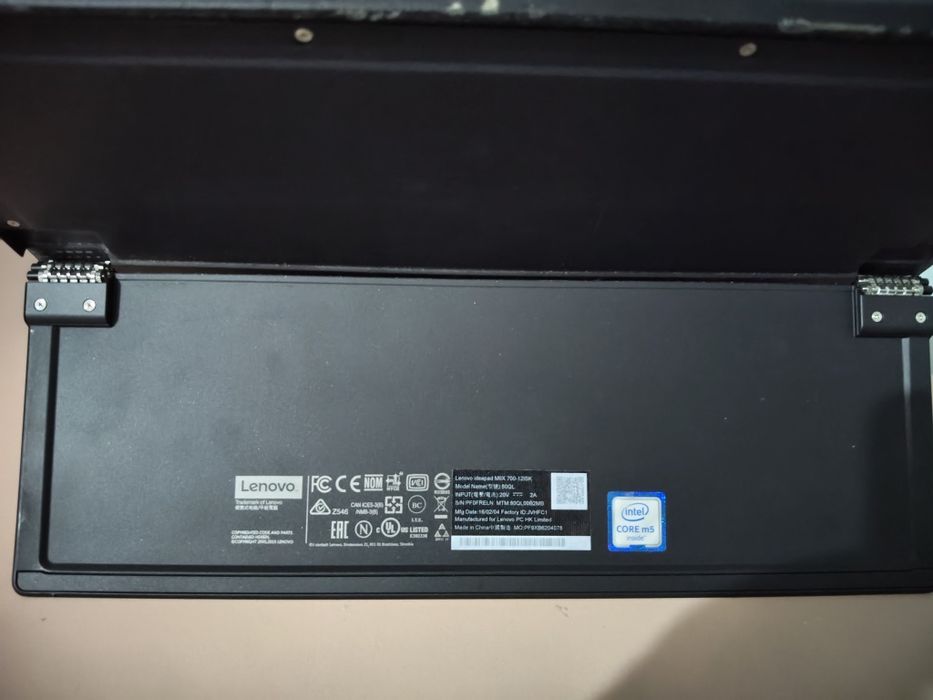 TABLETA -Laptop Lenovo MIIX 700 cu procesor Intel® Core™ m5-6Y54 1.10G