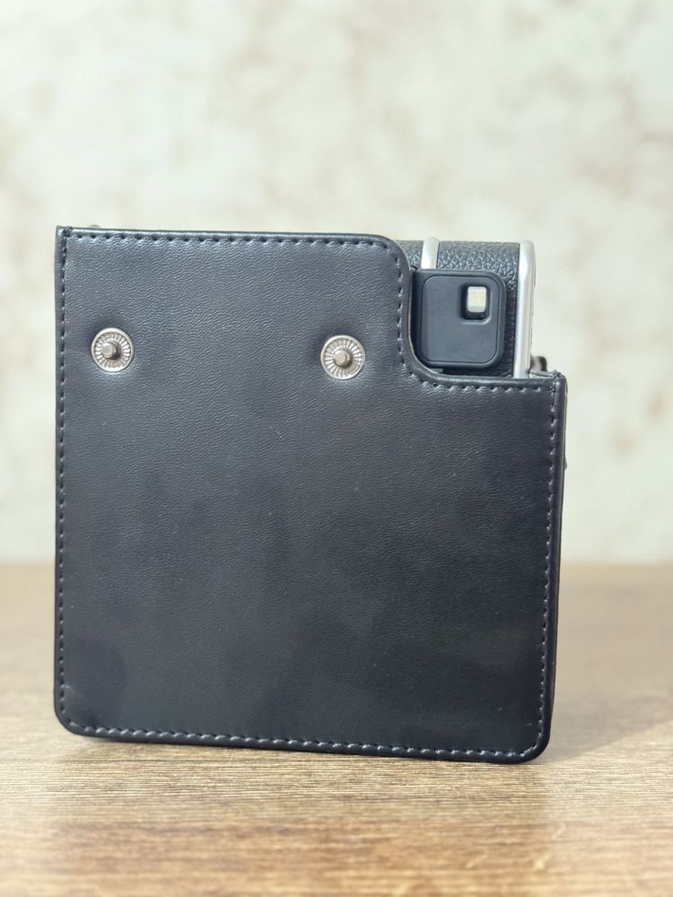 Instax Mini 40 — новая, почти не использовалась