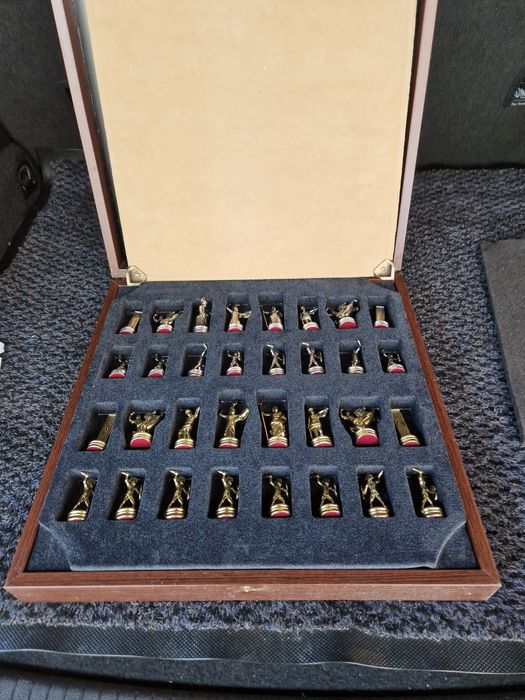 Joc de șah,  model deosebit, figurine metalice