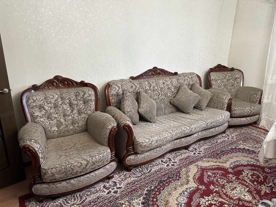 Диван с двумя креслами