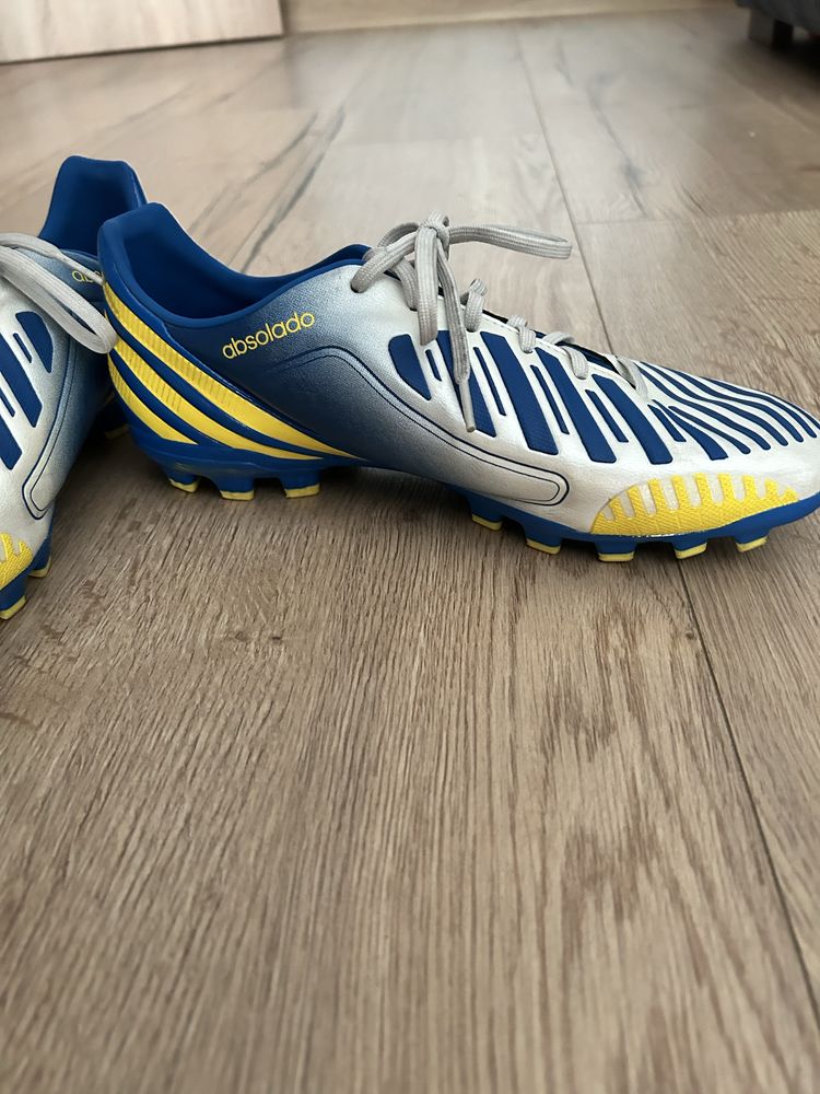 Бутонки Adidas.