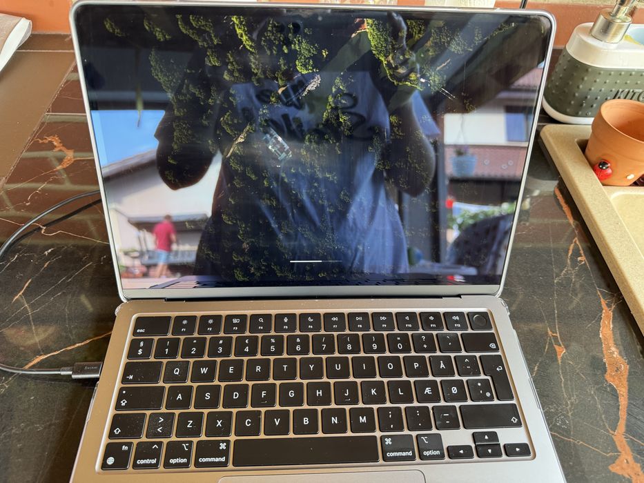 MacBook Air M2 (model 2022), 8gb ram, 256 gb ssd, space grey