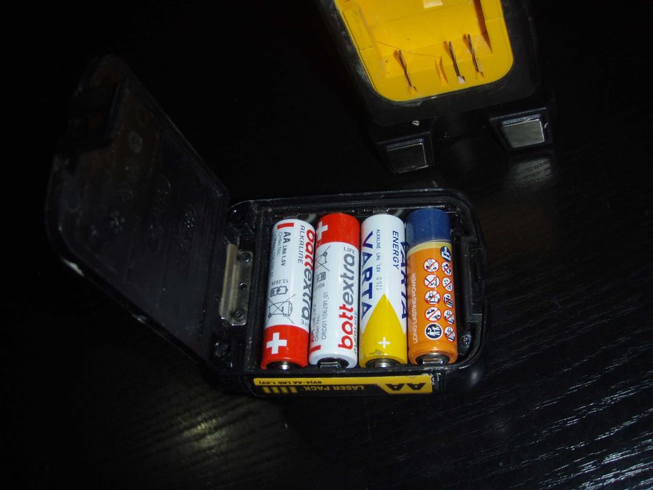 Nivela laser Dewalt DCE0822R + adaptor pentru 4 baterii AA